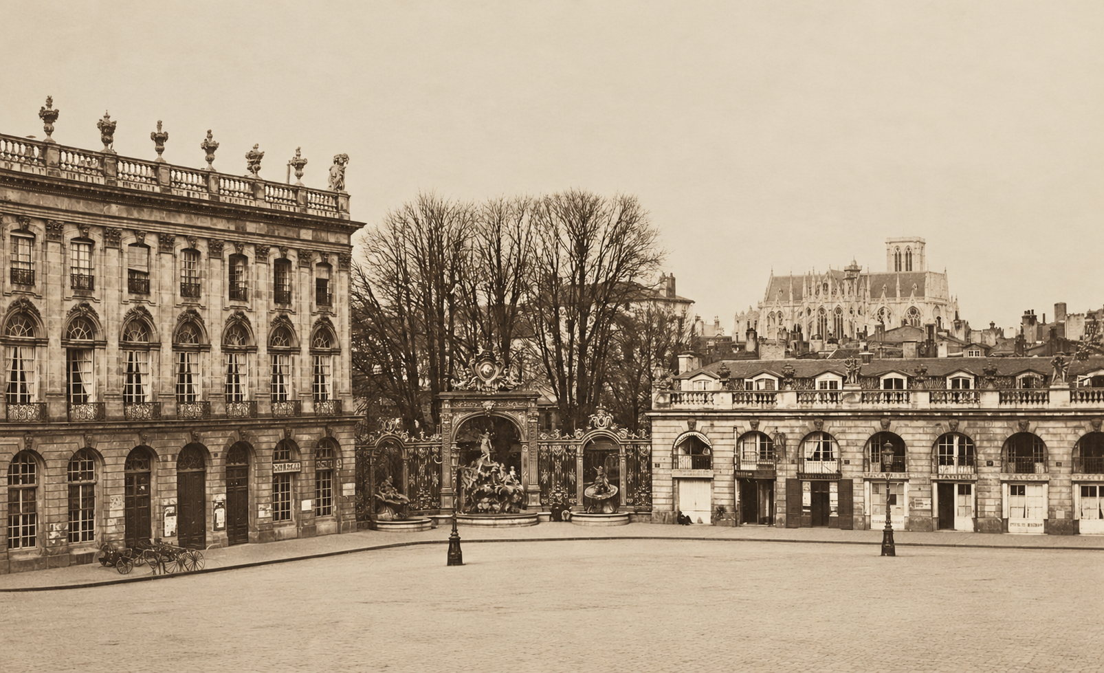 Vue ancienne de la place Stanislas, avec sa statue et ses façades — archive anonyme, 1870 à 1875